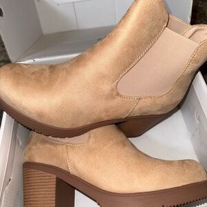 Dream Pairs like new never worn Women's Tan Ankle Booties size 10